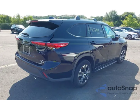 2021 Toyota Highlander Xle z USA, uszkodzony, nr VIN 5TDGZRBH1MS102373